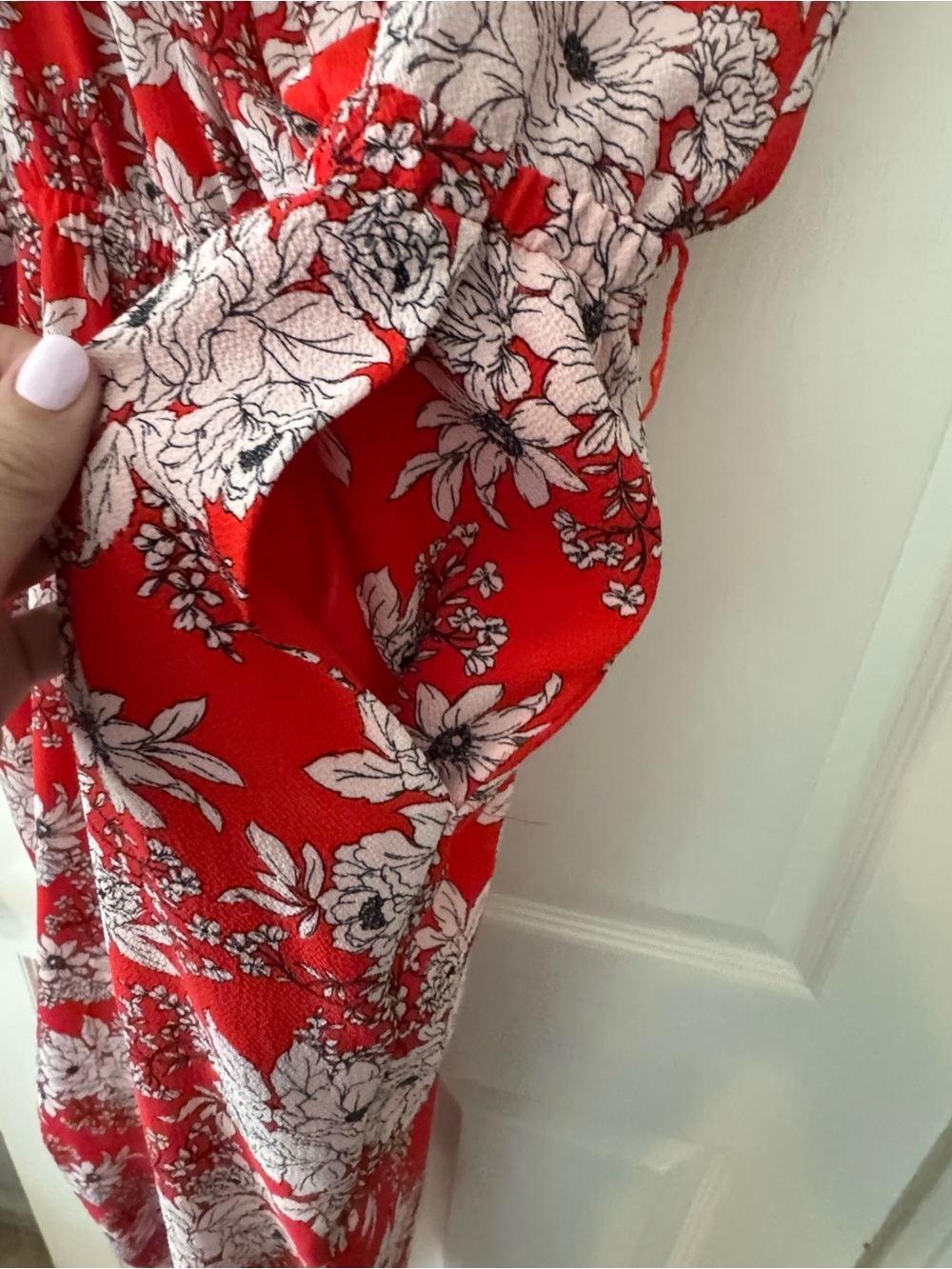 Vince Camuto V-neck Flutter Sleeve Jumpsuit in Red and White Floral - Picture 4 of 5